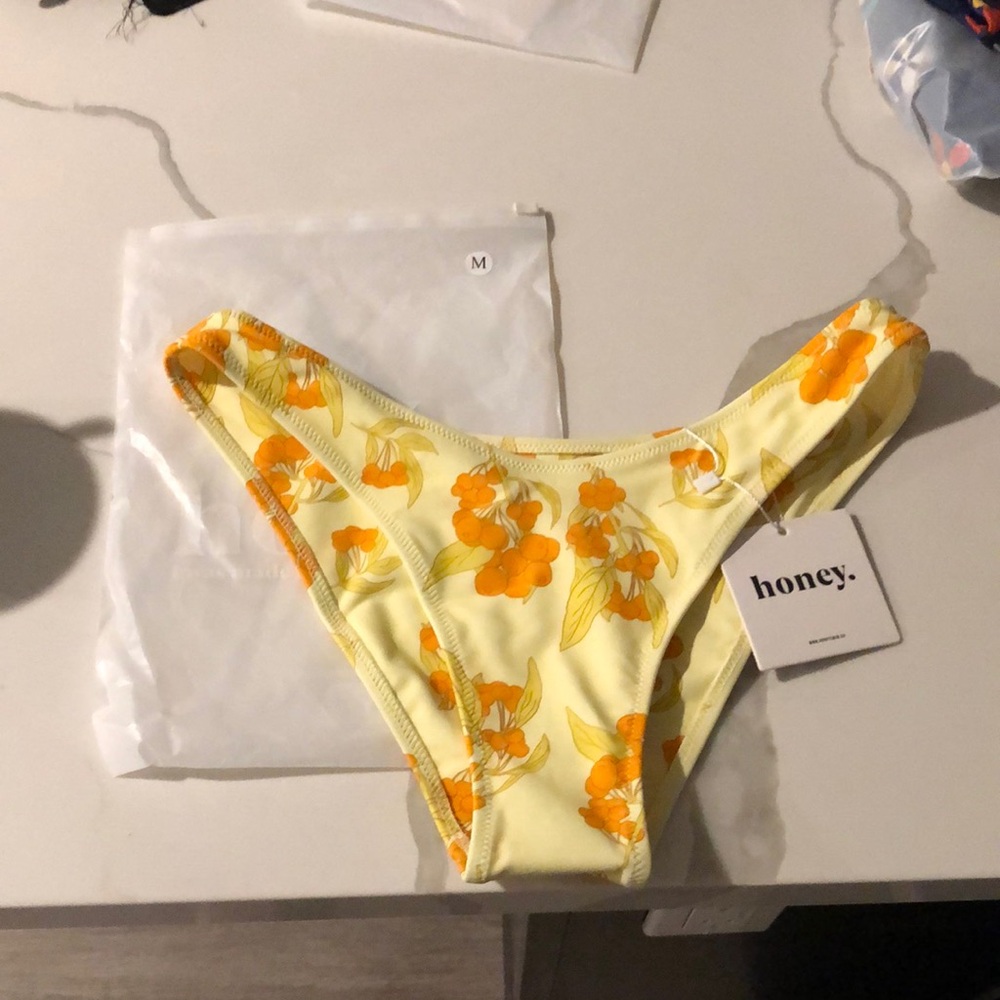 NWT Honey swim sunni laced bralette set - top (small) and classic bottoms medium - Picture 6 of 11